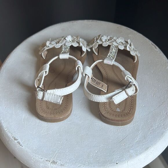 Girl Size 8 white strappy Sandals leather floral Adrienne Vittadini - Picture 3 of 7